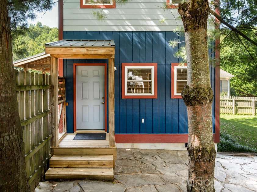 1 Half Moon Drive, Swannanoa, NC 28778.  MLS# CAR4424834, YatesRealty ID 51065. 