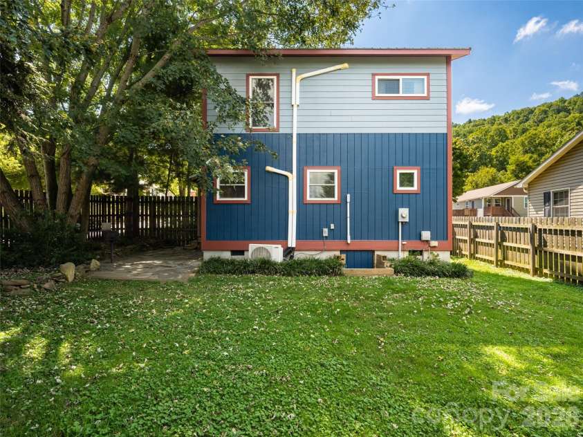 1 Half Moon Drive, Swannanoa, NC 28778.  MLS# CAR4424834, YatesRealty ID 51065. 