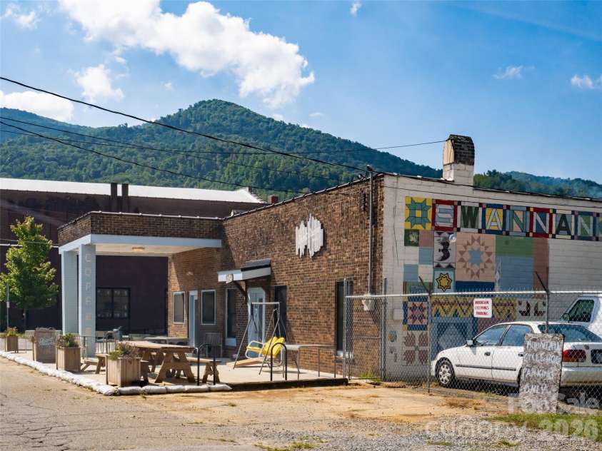 1 Half Moon Drive, Swannanoa, NC 28778.  MLS# CAR4424834, YatesRealty ID 51065. 