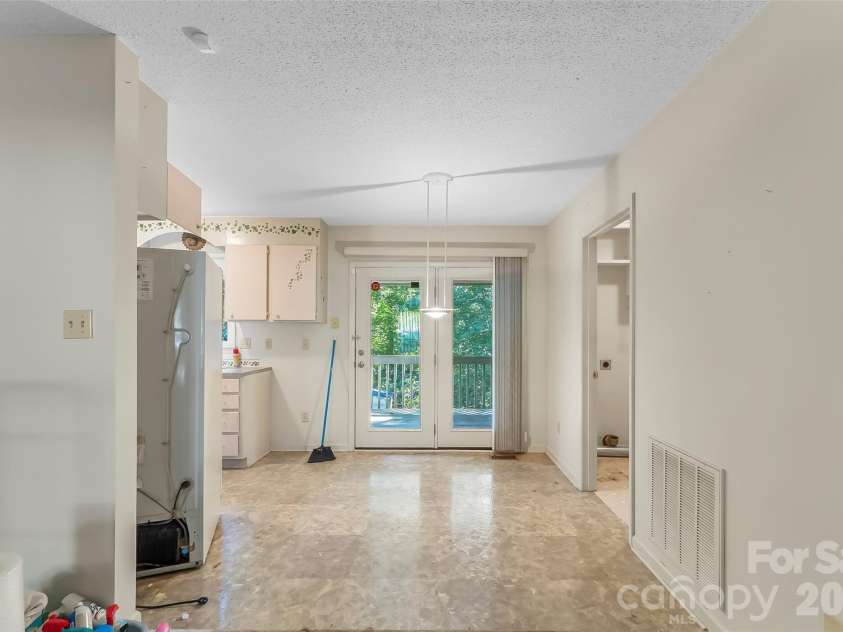 2524 Robinson Road, Newton, NC 28658.  MLS# CAR4423036, YatesRealty ID 51066. 