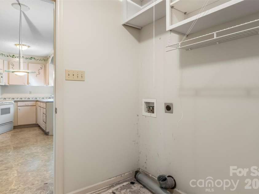 2524 Robinson Road, Newton, NC 28658.  MLS# CAR4423036, YatesRealty ID 51066. 
