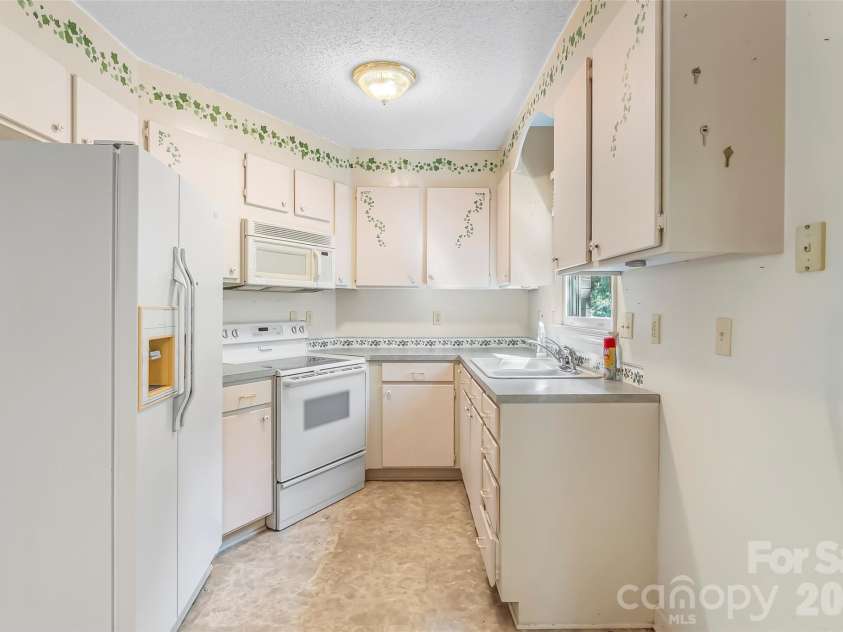 2524 Robinson Road, Newton, NC 28658.  MLS# CAR4423036, YatesRealty ID 51066. 
