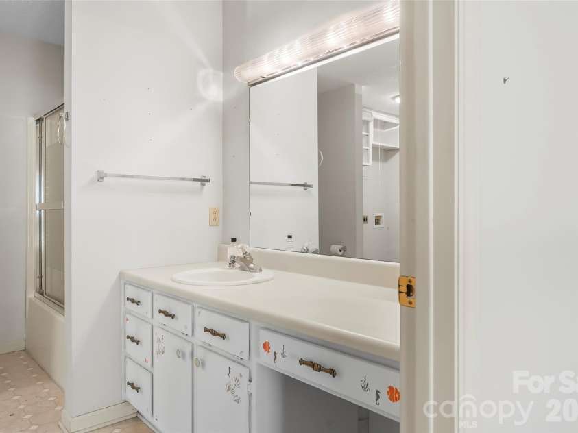 2524 Robinson Road, Newton, NC 28658.  MLS# CAR4423036, YatesRealty ID 51066. 