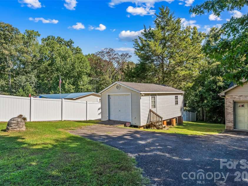 2524 Robinson Road, Newton, NC 28658.  MLS# CAR4423036, YatesRealty ID 51066. 