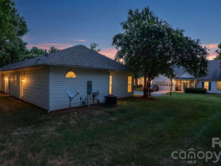 10305 Flat Stone Road, Charlotte, NC 28213.  MLS# CAR4410664, YatesRealty ID 51071. 