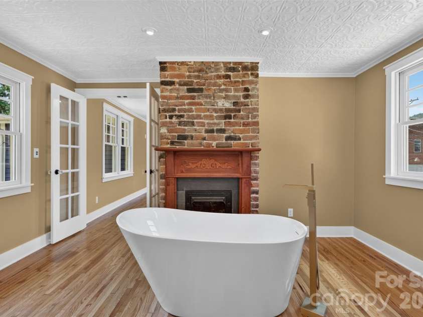 39 Main Street, Marshall, NC 28753.  MLS# CAR4422117, YatesRealty ID 51075. Soaking Tub