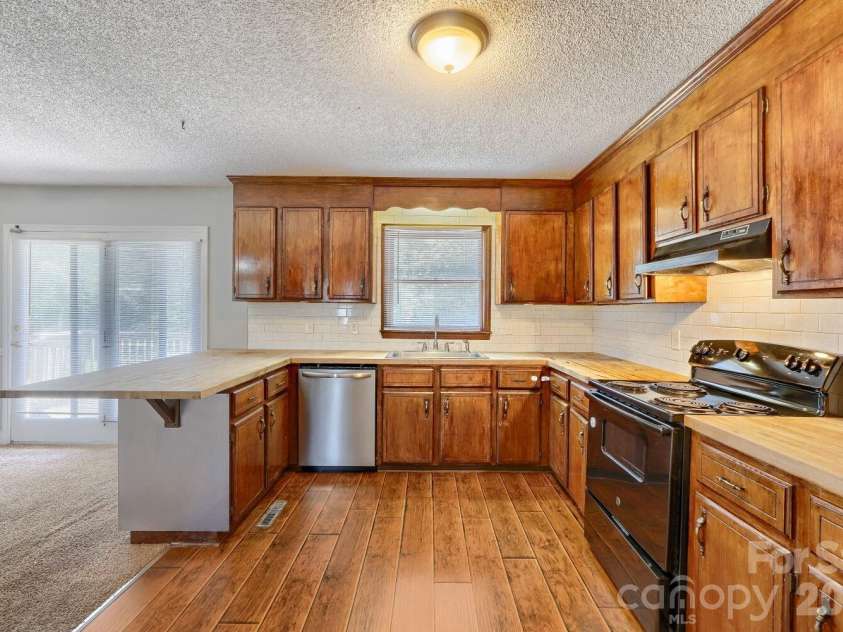 506 Goldmoor Drive, Concord, NC 28025.  MLS# CAR4425256, YatesRealty ID 51077. Kitchen