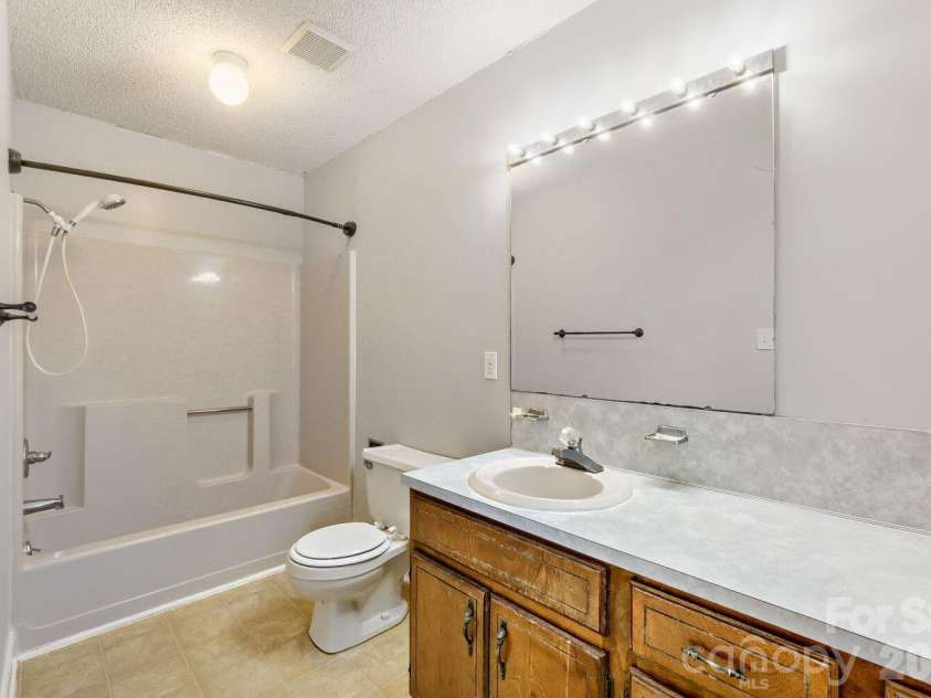 506 Goldmoor Drive, Concord, NC 28025.  MLS# CAR4425256, YatesRealty ID 51077. Primary bathroom