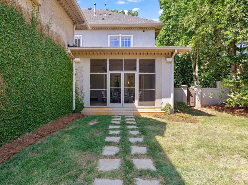 925 Harvard Place, Charlotte, NC 28207.  MLS# CAR4423557, YatesRealty ID 51078. 