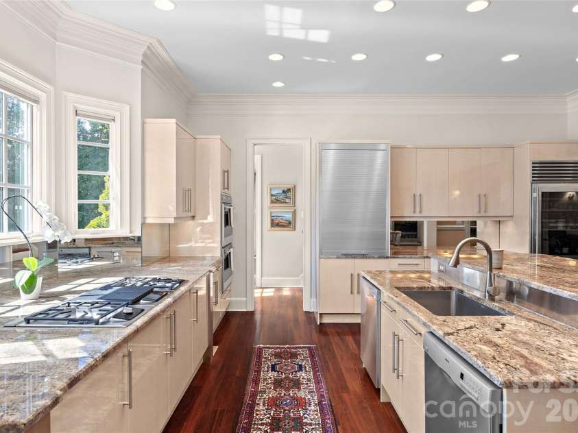 925 Harvard Place, Charlotte, NC 28207.  MLS# CAR4423557, YatesRealty ID 51078. 