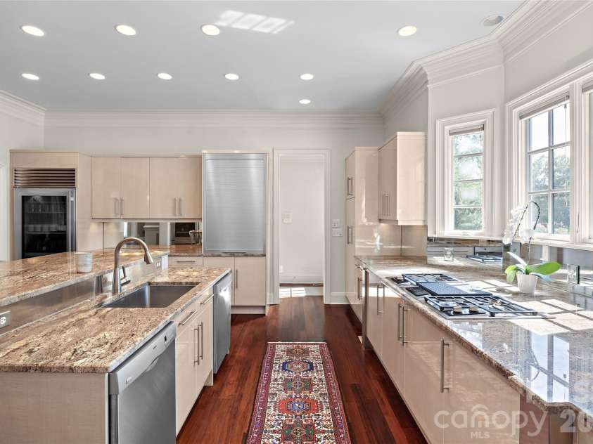 925 Harvard Place, Charlotte, NC 28207.  MLS# CAR4423557, YatesRealty ID 51078. 