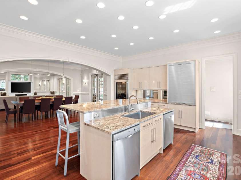 925 Harvard Place, Charlotte, NC 28207.  MLS# CAR4423557, YatesRealty ID 51078. 