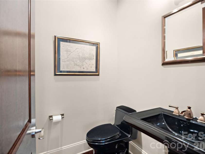 925 Harvard Place, Charlotte, NC 28207.  MLS# CAR4423557, YatesRealty ID 51078. 