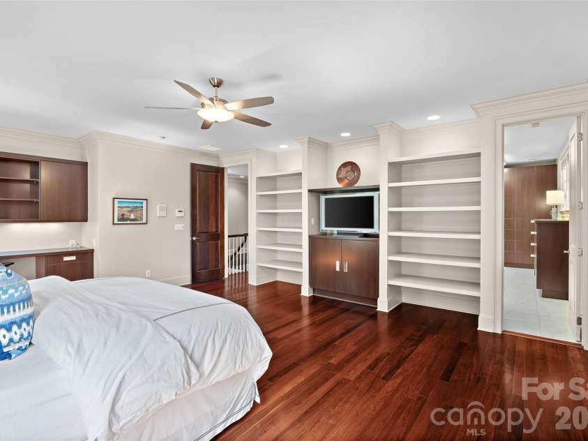 925 Harvard Place, Charlotte, NC 28207.  MLS# CAR4423557, YatesRealty ID 51078. 