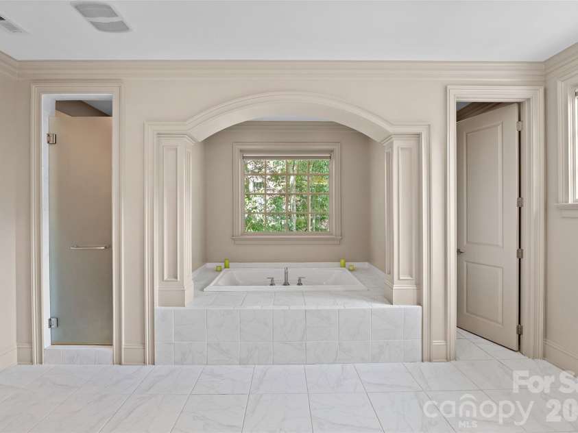 925 Harvard Place, Charlotte, NC 28207.  MLS# CAR4423557, YatesRealty ID 51078. 