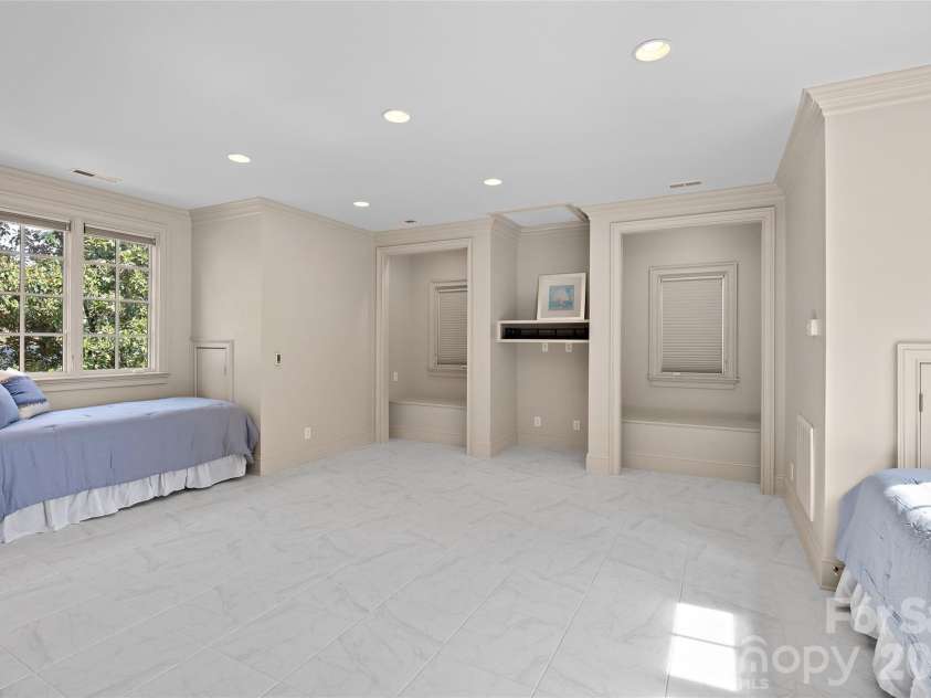 925 Harvard Place, Charlotte, NC 28207.  MLS# CAR4423557, YatesRealty ID 51078. 
