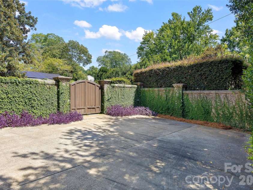 925 Harvard Place, Charlotte, NC 28207.  MLS# CAR4423557, YatesRealty ID 51078. 