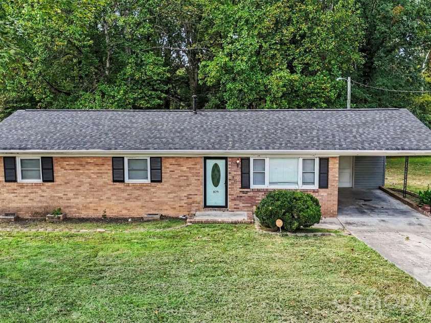 829 Vancouver Lane, Gastonia, NC 28052.  MLS# CAR4424642, YatesRealty ID 51079. 