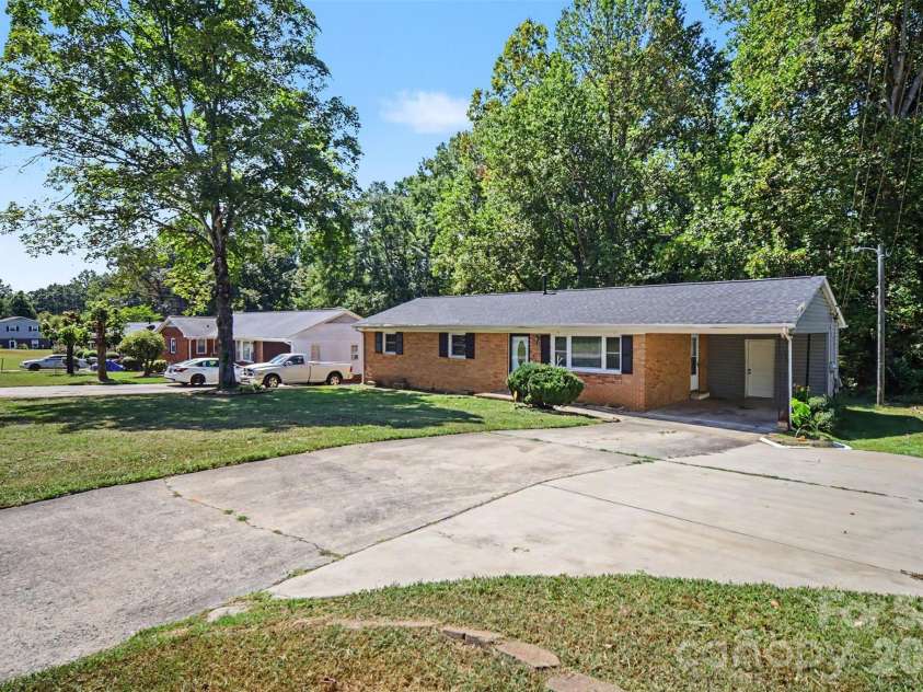 829 Vancouver Lane, Gastonia, NC 28052.  MLS# CAR4424642, YatesRealty ID 51079. 