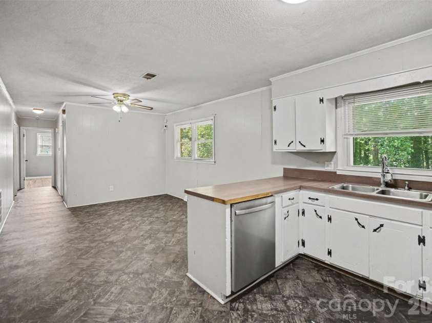 829 Vancouver Lane, Gastonia, NC 28052.  MLS# CAR4424642, YatesRealty ID 51079. 