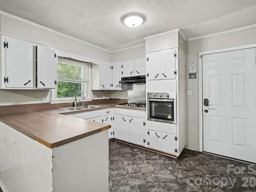 829 Vancouver Lane, Gastonia, NC 28052.  MLS# CAR4424642, YatesRealty ID 51079. 