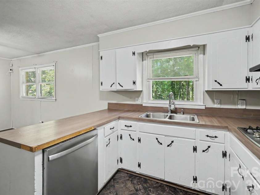 829 Vancouver Lane, Gastonia, NC 28052.  MLS# CAR4424642, YatesRealty ID 51079. 