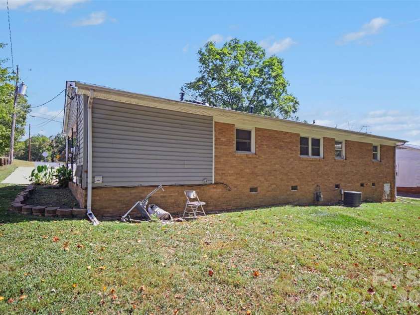 829 Vancouver Lane, Gastonia, NC 28052.  MLS# CAR4424642, YatesRealty ID 51079. 