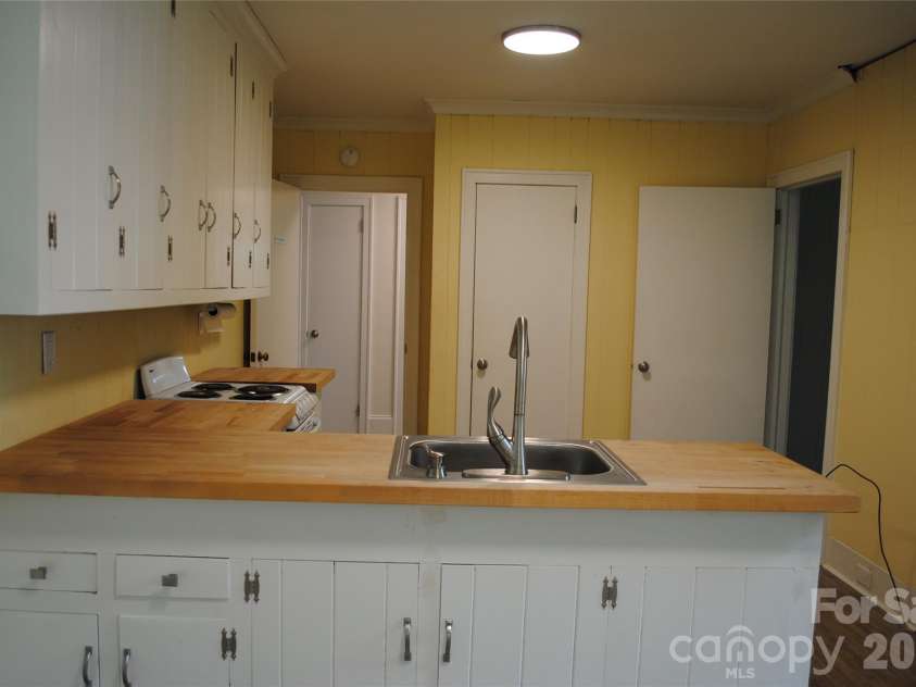 636 Statesville Boulevard, Salisbury, NC 28144.  MLS# CAR4423760, YatesRealty ID 51081. 