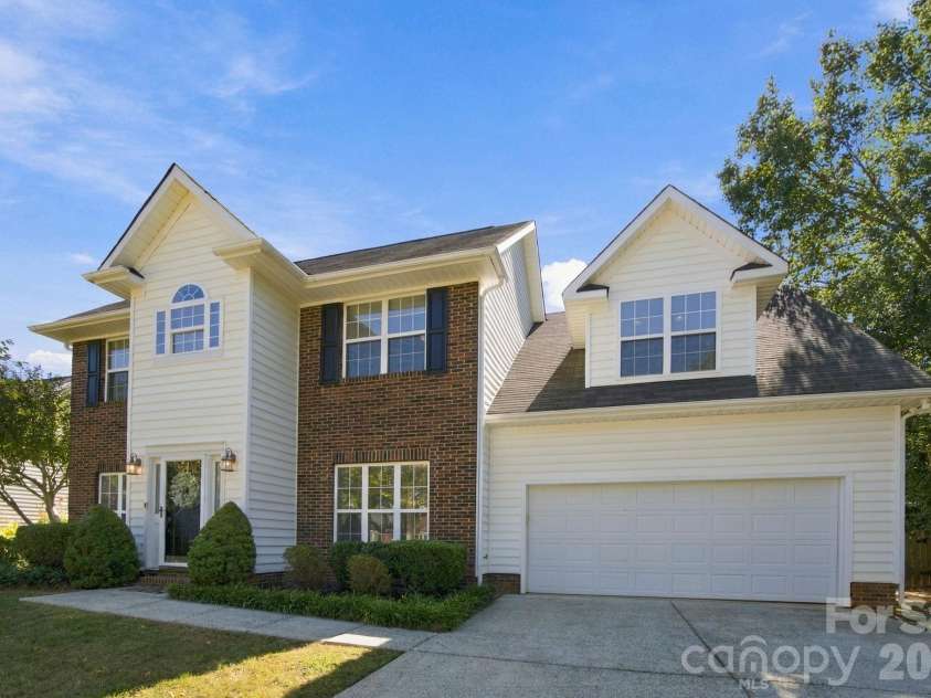 2807 Edgebrook Circle, Matthews, NC 28105.  MLS# CAR4424459, YatesRealty ID 51082. 