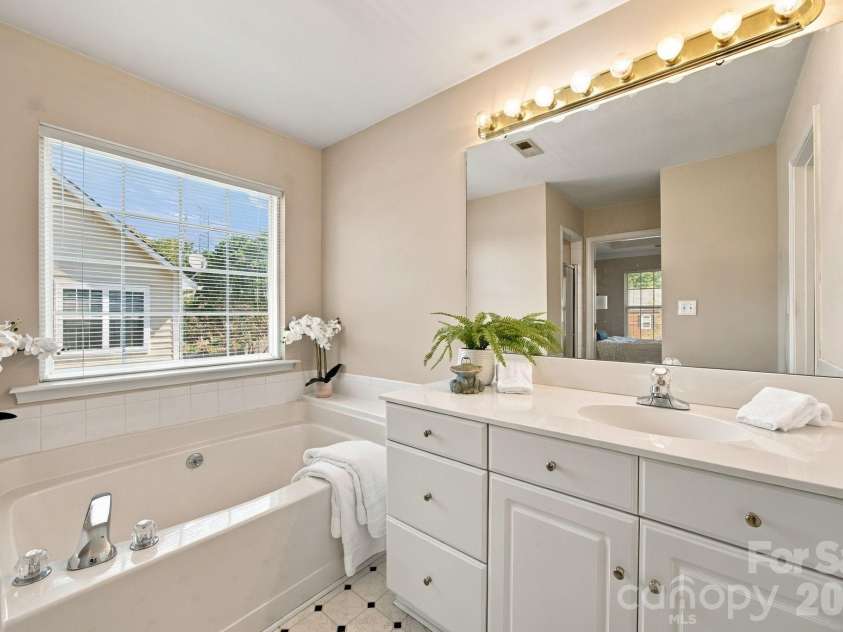 2807 Edgebrook Circle, Matthews, NC 28105.  MLS# CAR4424459, YatesRealty ID 51082. Deep Garden Tub