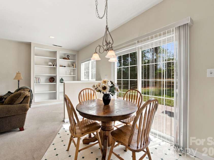 2807 Edgebrook Circle, Matthews, NC 28105.  MLS# CAR4424459, YatesRealty ID 51082. Dining Area