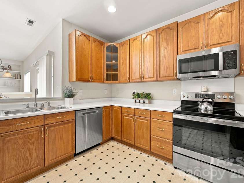 2807 Edgebrook Circle, Matthews, NC 28105.  MLS# CAR4424459, YatesRealty ID 51082. Dishwasher, Flat-Top Range and Microwave