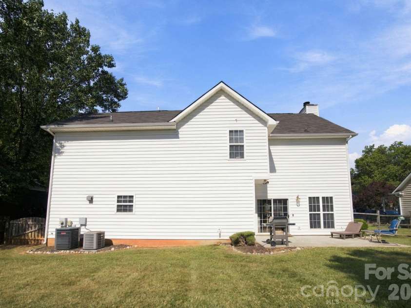 2807 Edgebrook Circle, Matthews, NC 28105.  MLS# CAR4424459, YatesRealty ID 51082. Level Fenced Backyard