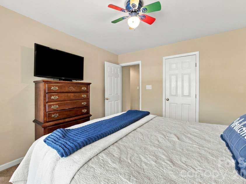 2807 Edgebrook Circle, Matthews, NC 28105.  MLS# CAR4424459, YatesRealty ID 51082. Measures 10'8 x 11'8