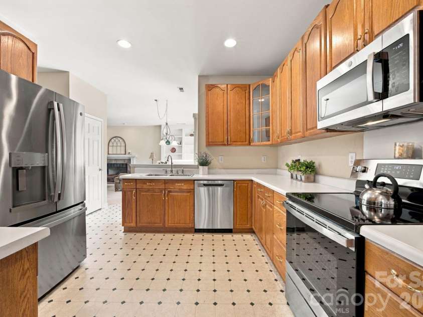 2807 Edgebrook Circle, Matthews, NC 28105.  MLS# CAR4424459, YatesRealty ID 51082. Newer Appliances
