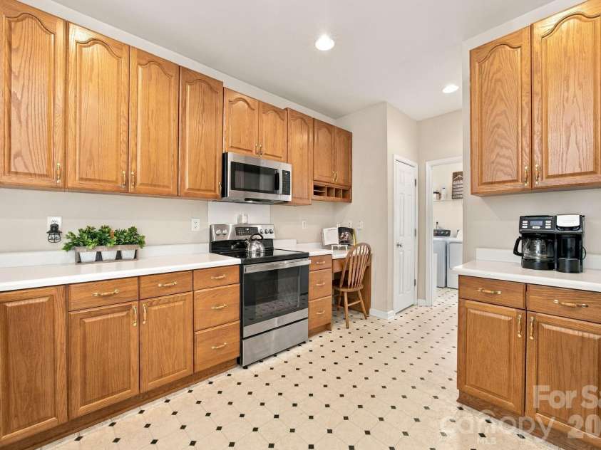 2807 Edgebrook Circle, Matthews, NC 28105.  MLS# CAR4424459, YatesRealty ID 51082. Oak Cabinets Galore