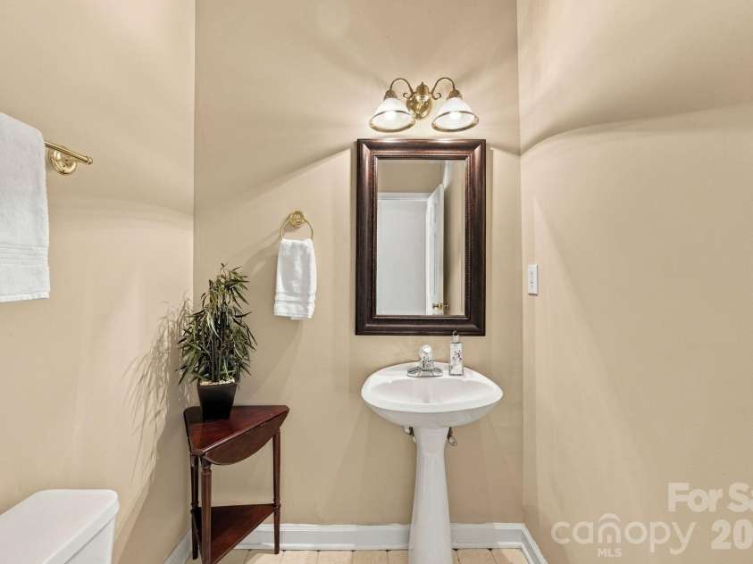 2807 Edgebrook Circle, Matthews, NC 28105.  MLS# CAR4424459, YatesRealty ID 51082. Powder Room