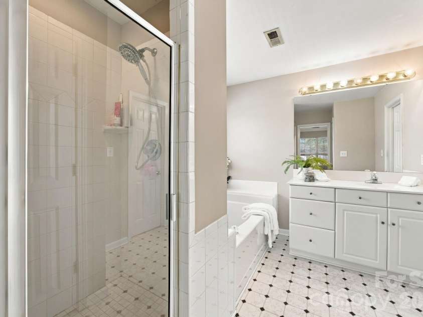 2807 Edgebrook Circle, Matthews, NC 28105.  MLS# CAR4424459, YatesRealty ID 51082. Separate Shower - Walk-in Closet Not Pictured.