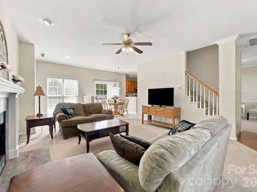 2807 Edgebrook Circle, Matthews, NC 28105.  MLS# CAR4424459, YatesRealty ID 51082. Spacious, open floor plan