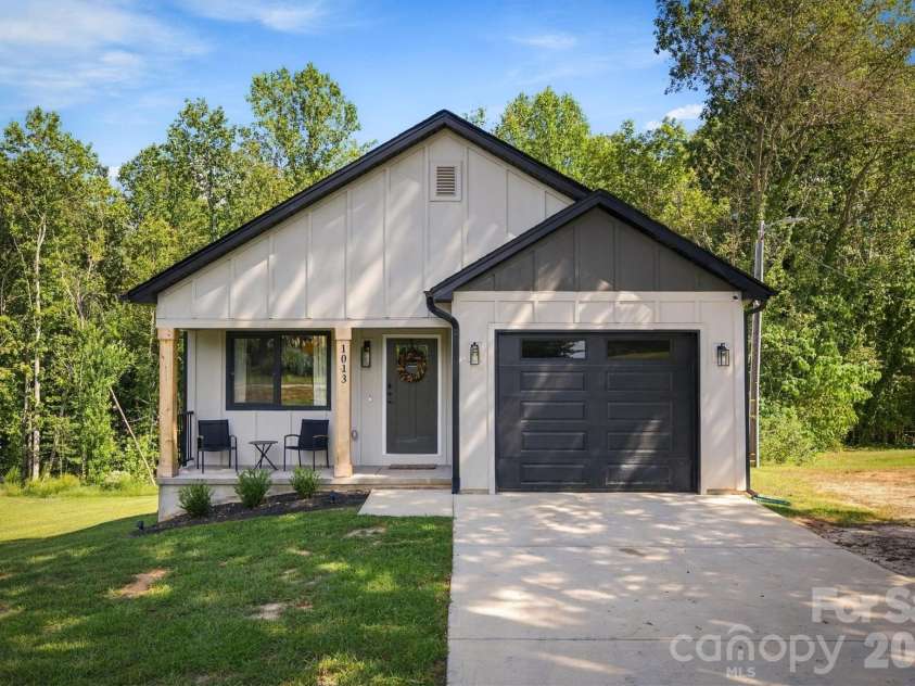 1013 37th Street, Hickory, NC 28602.  MLS# CAR4420587, YatesRealty ID 51083. 