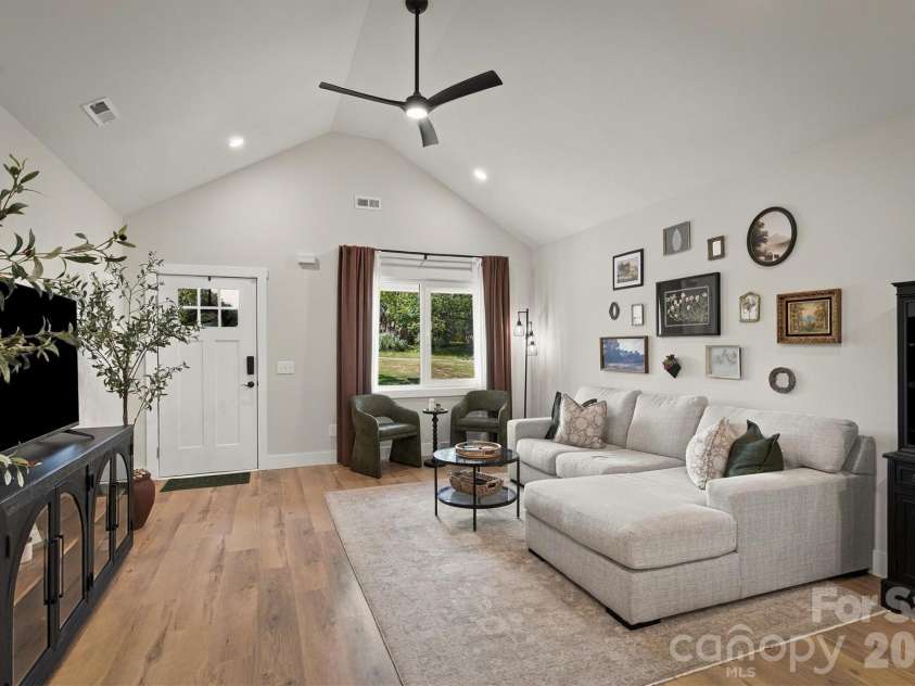 1013 37th Street, Hickory, NC 28602.  MLS# CAR4420587, YatesRealty ID 51083. 