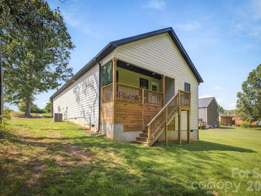 1013 37th Street, Hickory, NC 28602.  MLS# CAR4420587, YatesRealty ID 51083. 