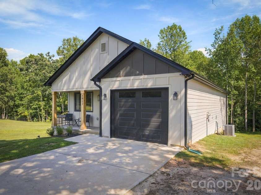 1013 37th Street, Hickory, NC 28602.  MLS# CAR4420587, YatesRealty ID 51083. 
