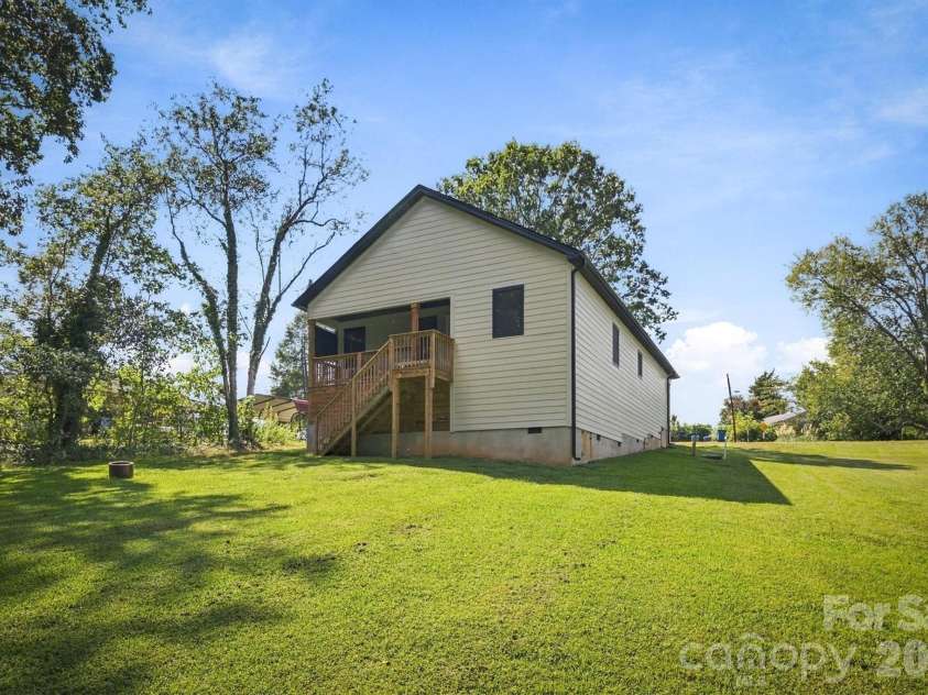 1013 37th Street, Hickory, NC 28602.  MLS# CAR4420587, YatesRealty ID 51083. 