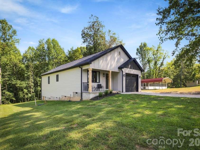 1013 37th Street, Hickory, NC 28602.  MLS# CAR4420587, YatesRealty ID 51083. 