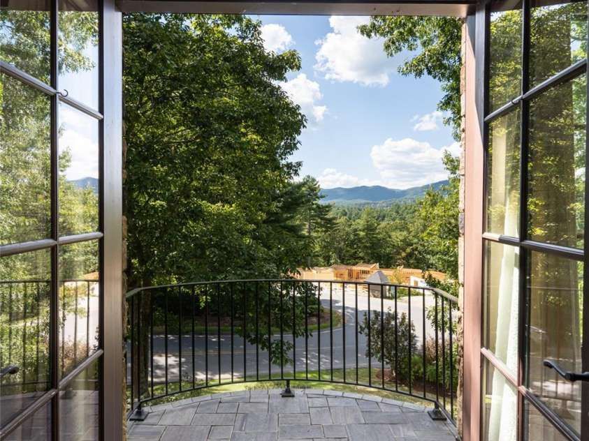 204 Secluded Hills Lane, Arden, NC 28704.  MLS# CAR4423325, YatesRealty ID 51088. 