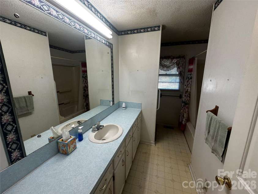 1093 Evans Mill Road, Pageland, SC 29728.  MLS# CAR4425268, YatesRealty ID 51093. Full hall bathroom