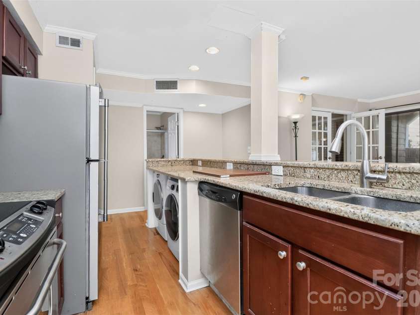 413 8th Street, Charlotte, NC 28202.  MLS# CAR4432040, YatesRealty ID 5110. 