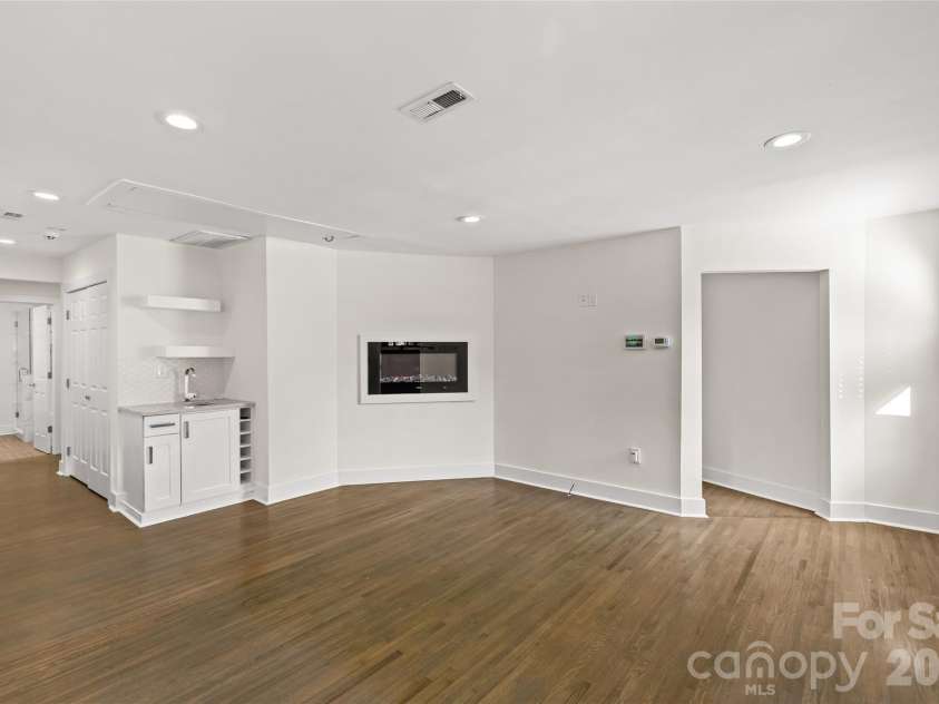 442 Lorna Street, Charlotte, NC 28205.  MLS# CAR4424382, YatesRealty ID 51105. 