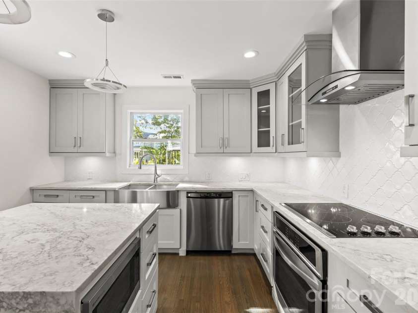 442 Lorna Street, Charlotte, NC 28205.  MLS# CAR4424382, YatesRealty ID 51105. 